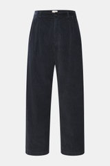 The Row Cordhose 'Tuxo Pant' navy aus samtigem Baumwoll-Cord, frontale Nahaufnahme, tapered Fit, knöchellang, mit Bundknopf, Reißverschluss, Taschen.