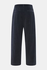 The Row Cordhose 'Tuxo Pant' navy aus samtigem, reiner Baumwoll-Cord, knöchellang, gerader Schnitt, Rückansicht mit Leistentaschen, Bundfalte.
