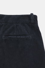 The Row Cordhose 'Tuxo Pant' navy aus samtigem Baumwoll-Cord, Detailaufnahme von Bund und Gesäßtasche, garment dyed, tapered fit.