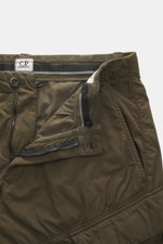 Close-up front view of C.P. Company Cargo pants olive, made of high-quality microfiber with soft feel, tapered fit, straight short cut, zipper and waistband button, French pockets, practical cargo pockets, back pocket with flap, and label-typical lens det