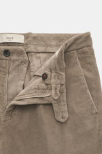 Close-up front view of Briglia 1949 Corduroy pants taupe showing zipper, button, single waistband pleat, and soft cotton-modal fabric.

Description: 
<p>Retro all-rounder: These corduroy pants by BRIGLIA 1949 impress with their soft material blend of cott