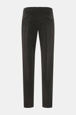 Briglia 1949 Cordhose dunkelbraun, hinten fotografiert, knöchellang, Tapered Fit, Cord aus Baumwolle und Modal, mit Bundknopf, Reißverschluss, Taschen und Bundfalte.