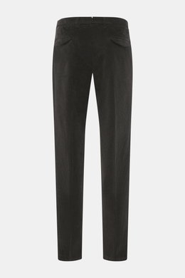 Briglia 1949 Cordhose dunkelbraun, hinten fotografiert, knöchellang, Tapered Fit, Cord aus Baumwolle und Modal, mit Bundknopf, Reißverschluss, Taschen und Bundfalte.
