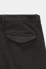 Briglia 1949 Cordhose dunkelbraun aus weichem Baumwoll-Modal-Cord mit Stretch, knöchellang, Tapered Fit, fotografiert von hinten auf Bund und Gesäßtasche.