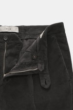 Briglia 1949 Cordhose dunkelbraun aus Baumwolle und Modal mit Stretch, Tapered Fit, Bundknopf, Reißverschluss, französischen und Gesäßtaschen, Nahaufnahme von oben.