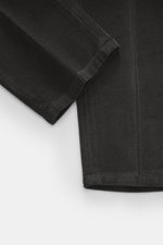 Briglia 1949 Cordhose dunkelbraun in Nahaufnahme von oben, weicher Cord aus Baumwolle, Modal, Stretch, Tapered Fit, knöchellang, Bundfalte, Taschen.