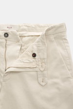 Nahaufnahme der geöffneten Briglia 1949 Chino 'Naviglio' sand von vorne oben, twill Baumwolle, weicher Griff, Reißverschluss, Bundknopf, Regular Fit.