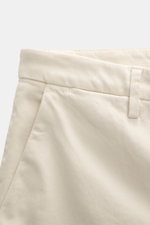 Nahaufnahme der Briglia 1949 Chino 'Naviglio' sand von vorne schräg oben, weicher Twill aus elastischer Baumwolle mit Bund, Reißverschluss, Bundknopf, französischen Taschen und schmal zulaufendem Regular Fit.