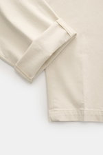 Nahaufnahme der Briglia 1949 Chino 'Naviglio' sand aus elastischer Baumwolle mit weichem Griff, Regular Fit, schmal zulaufend, detailreich von oben fotografiert.