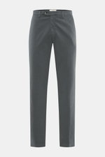 Vorderansicht der Briglia 1949 Chino 'Naviglio' dunkelgrau mit weichem Griff, elastischem Baumwoll-Twill, Regular Fit, Reißverschluss, Bundknopf, französischen Taschen und Uhrentasche.