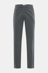 Vorderansicht der Briglia 1949 Chino 'Naviglio' dunkelgrau mit weichem Griff, elastischem Baumwoll-Twill, Regular Fit, Reißverschluss, Bundknopf, französischen Taschen und Uhrentasche.