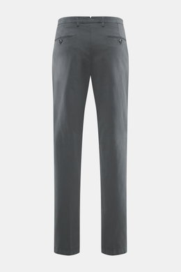 Briglia 1949 Chino 'Naviglio' dunkelgrau, Rückansicht, schmal zulaufend, twill Baumwolle, garment dyed, mit Knopf-Gesäßtaschen, Bundknopf, Reißverschluss.