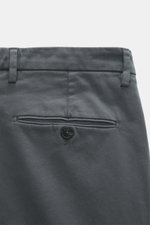 Briglia 1949 Chino 'Naviglio' dunkelgrau, Detailaufnahme von hinten oben, weicher Twill, Regular Fit, französische Taschen, Knopf-Gesäßtaschen.