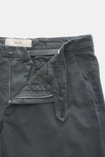 Briglia 1949 Chino 'Naviglio' dunkelgrau mit offenem Reißverschluss und Bundknopf, elastischer Baumwoll-Twill, weicher Griff, Regular Fit, schmal zulaufend, französische Taschen.