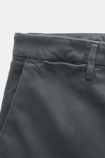 Nahaufnahme der Bundpartie der Briglia 1949 Chino 'Naviglio' dunkelgrau, Twill aus elastischer Baumwolle, weicher Griff, schmal zulaufend, Regular Fit.