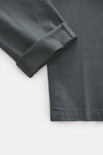 Briglia 1949 Chino 'Naviglio' dunkelgrau mit weichem Griff, schmal zulaufend, elastische Baumwolle, Detailansicht Beinabschluss, garment dyed.