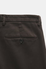 Briglia 1949 Chino 'Naviglio' dunkelbraun, Detailaufnahme von Bund und Gesäßtasche mit Knopf, twill Baumwolle, weicher Griff, garment dyed.