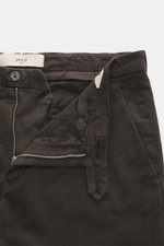 Nahaufnahme der geöffneten Bundpartie der Briglia 1949 Chino 'Naviglio' dunkelbraun aus elastischer Baumwolle mit Reißverschluss, Bundknopf und weichem Griff.