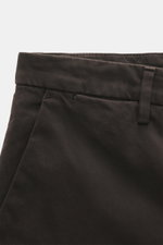 Briglia 1949 Chino 'Naviglio' dunkelbraun aus elastischem Baumwoll-Twill, weicher Griff, Regular Fit, schmal zulaufend, Front mit Reißverschluss.