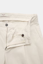 Briglia 1949 Chino creme, Nahaufnahme von offenem Bund mit Reißverschluss, Knopf, französischen Taschen, weichem Twill, tapered Fit, knöchellang.