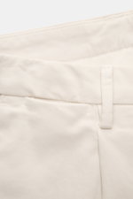 Briglia 1949 Chino creme, Detailaufnahme von Bund und Taschen, Twill Baumwolle, weicher Griff, Tapered Fit, knöchellang, Reißverschluss, Bundknopf, französische und Leistentaschen.
