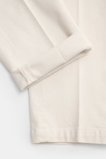 Nahaufnahme der Briglia 1949 Chino creme in Tapered Fit, knöchellang, aus elastischer Baumwolle mit weichem Griff, fotografiert von schräg oben.