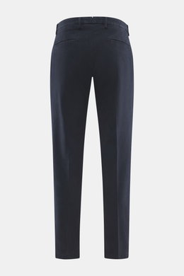 Briglia 1949 Chino navy aus elastischer Baumwolle, schmal zulaufend, knöchellang, Rückansicht mit Leistentaschen und Bundknopf.