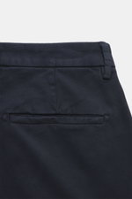 Briglia 1949 Chino navy in Twill-Baumwolle, Detailaufnahme von hinten oben mit Leistentaschen, Bund, schmal zulaufend, weicher Griff.