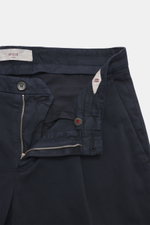Briglia 1949 Chino navy in Nahaufnahme von vorne mit offenem Bund, elastischer Baumwolle, Reißverschluss, Bundknopf und Taschen.
