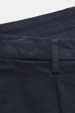 Nahaufnahme der Taille der Briglia 1949 Chino navy, gefertigt aus elastischer Baumwolle mit schmal zulaufendem Schnitt, Reißverschluss, Bundknopf und Gürtelschlaufen, fotografiert aus frontaler Perspektive.
