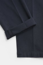 Briglia 1949 Chino navy aus elastischer Baumwolle, weich, knöchellang, schmal zulaufend, Detailansicht des Saums und Stoffstruktur.