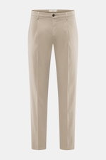 Briglia 1949 Chino beige, frontal fotografiert, knöchellang, tapered Fit, elastische Baumwolle, Reißverschluss, Bundknopf, französische Taschen.