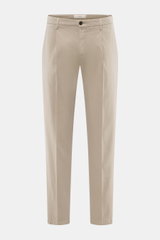 Briglia 1949 Chino beige, frontal fotografiert, knöchellang, tapered Fit, elastische Baumwolle, Reißverschluss, Bundknopf, französische Taschen.