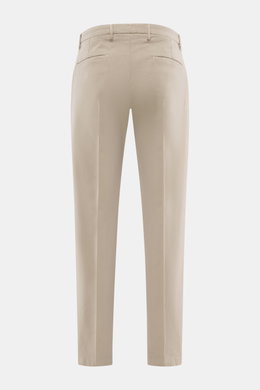 Briglia 1949 Chino beige, knöchellang, schmal zulaufend, weicher Twill aus elastischer Baumwolle, Rückansicht mit Leistentaschen und französischen Taschen.