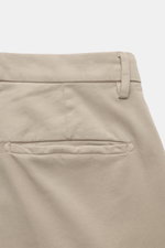 Briglia 1949 Chino beige im Detail von hinten oben fotografiert, weicher Twill, französische Taschen, Leistentaschen, schmal zulaufend, hoher Komfort.