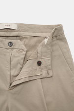 Geöffnete Briglia 1949 Chino beige aus elastischer Baumwolle, weicher Griff, Tapered Fit, Reißverschluss, Bundknopf, französische Taschen, Detailansicht von oben.