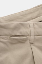 Briglia 1949 Chino beige aus elastischer Baumwolle, weicher Griff, schmal zulaufend, knöchellang, mit Reißverschluss, Bundknopf, französischen und Leistentaschen, Detailaufnahme von oben.