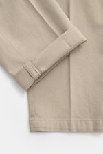 Nahaufnahme der Briglia 1949 Chino beige, schmal zulaufend, knöchellang, Twill aus elastischer Baumwolle mit sehr weichem Griff, Detailansicht vom Bein mit Umschlag.