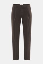 Briglia 1949 Chino dunkelbraun, frontal fotografiert, knöchellang, tapered Fit, elastische Baumwolle, Bund mit Knopf, französische Taschen, elegante Silhouette.