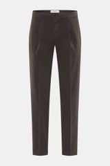 Briglia 1949 Chino dunkelbraun, frontal fotografiert, knöchellang, tapered Fit, elastische Baumwolle, Bund mit Knopf, französische Taschen, elegante Silhouette.