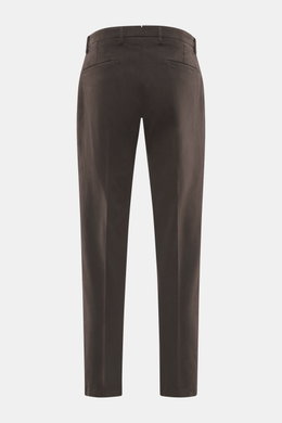 Briglia 1949 Chino dunkelbraun, rückseitige Ansicht, aus elastischem Baumwoll-Twill, knöchellang, tapered Fit mit Leistentaschen und Bundknopf.