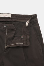 Briglia 1949 Chino dunkelbraun, frontal fotografiert mit offenem Reißverschluss, Bundknopf, französischen Taschen, weicher Twill-Baumwolle, tapered Fit.