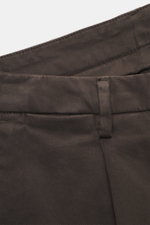 Nahaufnahme der Taille der Briglia 1949 Chino dunkelbraun, fotografiert von vorne, Twill-Baumwolle, Reißverschluss, Bundknopf, französische Taschen.