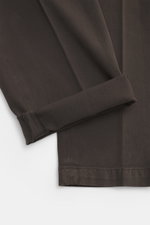 Briglia 1949 Chino dunkelbraun im Detail von oben, Twill aus elastischer Baumwolle mit weichem Griff, tapered fit, knöchellang, schmal zulaufend.