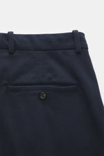 Rückansicht der Circolo 1901 Jersey-Hose navy aus weichem Flanell-Jersey mit Stretch, knöchellang, gerader Schnitt, Gesäßtasche mit Knopf.