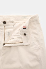 Close-up front view of Mason's Corduroy Pants 'Torino Style' offwhite with zip fly, waistband button, slim fit, and soft, slightly elastic cotton-lyocell fabric. Would you like some cool corduroy pants? Then the 'Torino Style' model by MASON'S is just rig