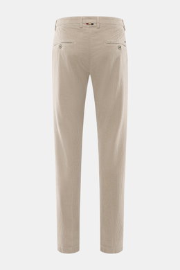 Mason's Corduroy Pants 'Torino Style' grey shown from the back, slim fit, tapered, soft cotton-lyocell blend with stretch, zip fly, button, French pockets, piped buttoned back pockets. Would you like some cool corduroy pants? Then the 'Torino Style' model