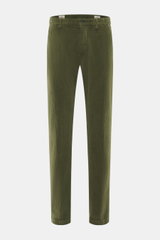 Mason's Cordhose 'Torino Style' dunkelgrün, slim fit, schmal zulaufend, Cord aus Baumwolle/Lyocell, Zip Fly, Bundknopf, französische Taschen, frontal fotografiert.