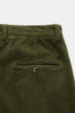 Mason's Cordhose 'Torino Style' dunkelgrün aus Baumwoll-Lyocell-Cord, Slim Fit, schmal zulaufend, Detailansicht Bund, Taschen, Knopf, Logo.