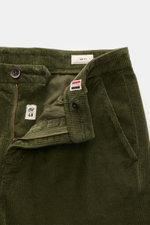Mason's Cordhose 'Torino Style' dunkelgrün aus Cord mit Lyocell, Slim Fit, Zip Fly, Bundknopf, frontal nah und offen fotografiert.